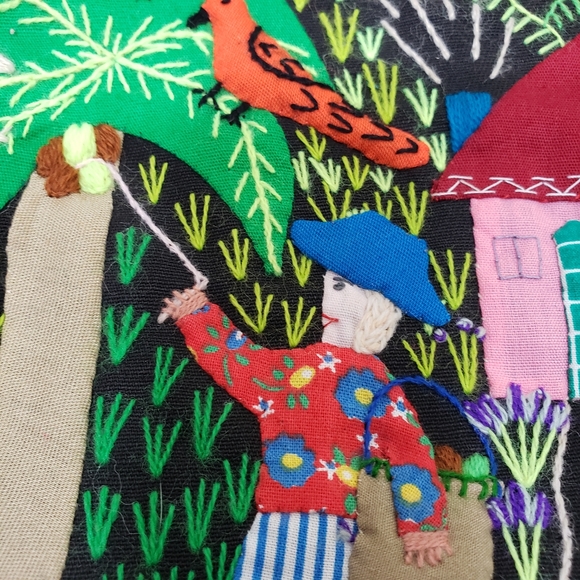 Embroidered quilted medium sized purse with amazing detail - Picture 8 of 14